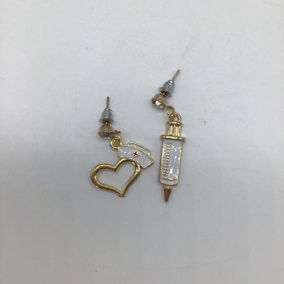 NEW syringe&nurse heart hat asymmetrical earrings - Picture 4 of 16
